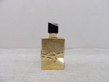 gros plan d'un flacon de parfum sur une surface blanche