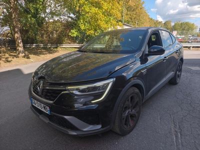 une voiture noire garée sur le bord de la route