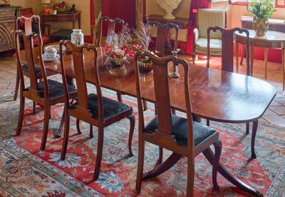 une salle à manger avec une table et des chaises