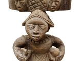 l'image d'une statue d'un homme avec un chapeau sur la tête