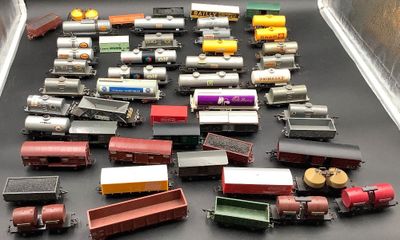 beaucoup de petits trains jouets rassemblés sur la table