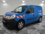 La petite camionnette bleue est garée dans une pièce au sol carrelé.