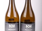 deux bouteilles de vin posées l'une à côté de l'autre sur une table