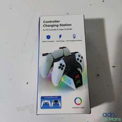 une boîte contenant une manette, posée sur une table