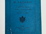 la couverture d'un livre bleu posée sur une surface blanche