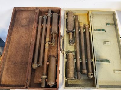 une boîte contenant tout un tas de tuyaux