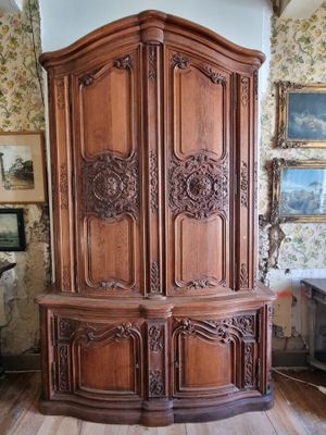 un grand meuble en bois dans le coin d'une pièce