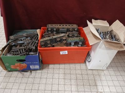 de nombreuses boîtes contenant des trains miniatures de toutes sortes, posées par terre