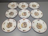 six assiettes à motifs différents posées sur une table