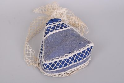 un petit sac avec un motif bleu et blanc