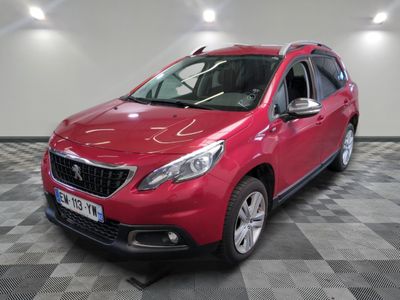 la voiture rouge est garée dans le garage sur le sol en damier
