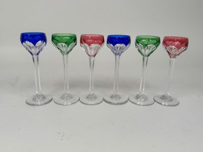 Série de 6 petits verres à liqueur en cristal coloré facetté…
