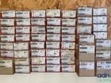 un grand nombre de boîtes empilées les unes sur les autres