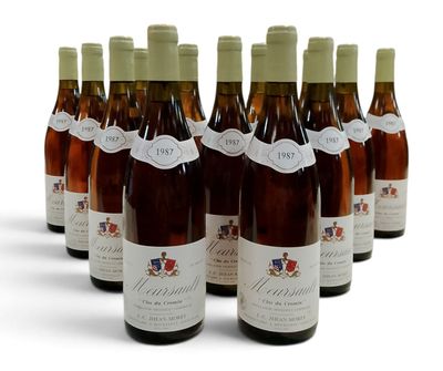 six bouteilles de vin sont alignées sur une surface blanche