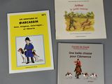 trois livres posés sur une table, avec un chien et un homme à cheval