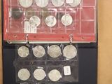une vitrine contenant de nombreuses pièces d'argent