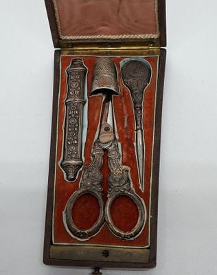 NÉCESSAIRE de couture, renfermant une paire de ciseaux, un d…