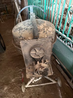 une vieille machine qui traîne dans la poussière