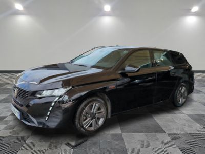 une photo d'une voiture noire dans un showroom