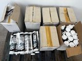 de nombreux cartons de boîtes de conserve et des boîtes de peinture sur une palette