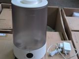 un petit humidificateur posé sur une boîte en carton