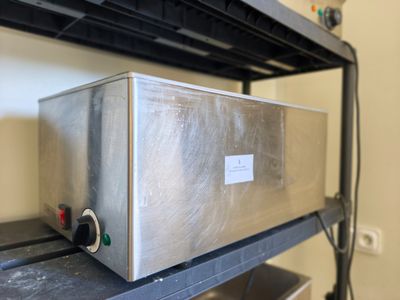 une boîte en métal posée sur une étagère en métal