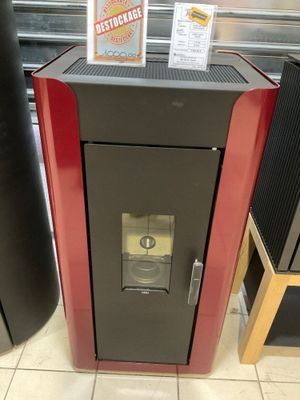 une photo d'un distributeur de boissons gazeuses dans un magasin