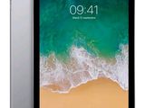 On voit un iPad Air d'Apple avec sa caméra avant déployée.