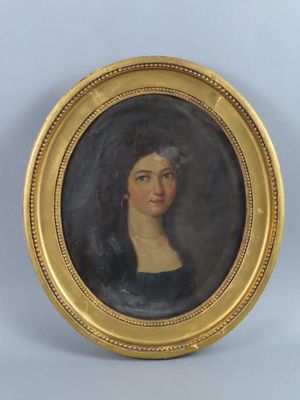 portrait d'une femme en robe noire dans un cadre doré