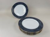 quatre assiettes bleues et blanches empilées sur une table