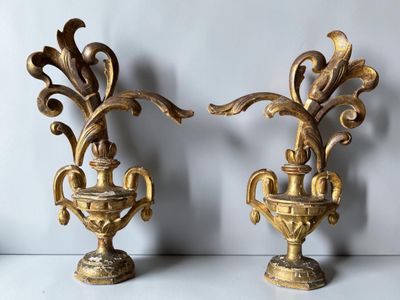 une paire de vases anciens en laiton, ornés chacun de motifs élaborés