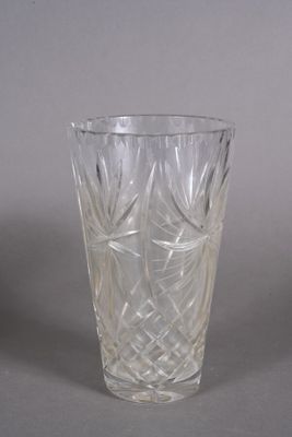 un verre transparent orné d'un motif, posé sur une surface grise