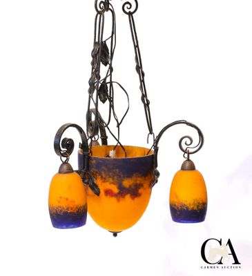un lustre en verre orange et bleu suspendu au plafond