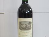 une bouteille de vin posée sur une table