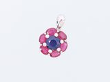 un gros plan d'un pendentif composé d'un saphir bleu et d'un saphir rose sur fond blanc
