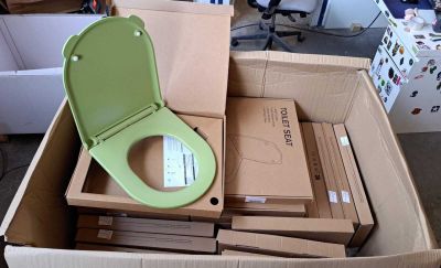 une boîte en carton contenant des toilettes vertes