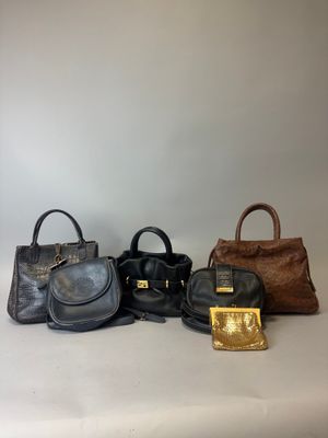 un ensemble de sacs à main posés sur une table blanche