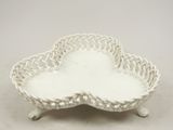 une assiette blanche ornée d'un motif décoratif