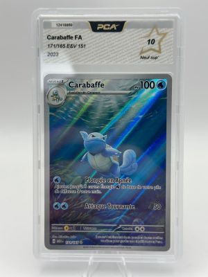gros plan d'une carte pokemon dans un étui en plastique