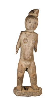 une vieille statue en bois d'un homme avec un chapeau sur la tête