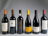 six bouteilles de vin rouge sont alignées