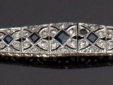 une image représentant un bracelet en argent serti de diamants sur fond noir
