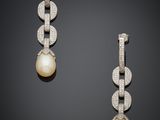 une paire de boucles d'oreilles en perles de culture et diamants