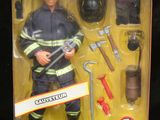 figurine de pompier avec ses outils et son équipement, dans une boîte