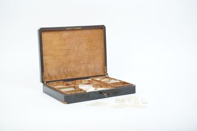 une valise qui comporte de nombreux compartiments à l'intérieur