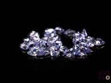 un gros plan sur un bouquet de diamants bleus posés sur une surface noire