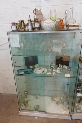 une vitrine en verre contenant de nombreux objets