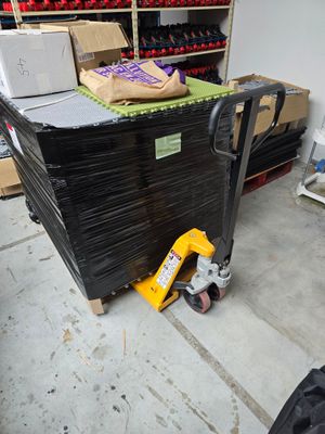une grande pile de cartons posée sur un chariot dans une pièce