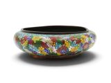 un bol coloré orné de fleurs, posé sur un fond blanc