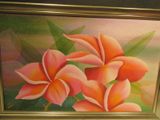 une photo d'un tableau représentant des fleurs roses dans un cadre doré